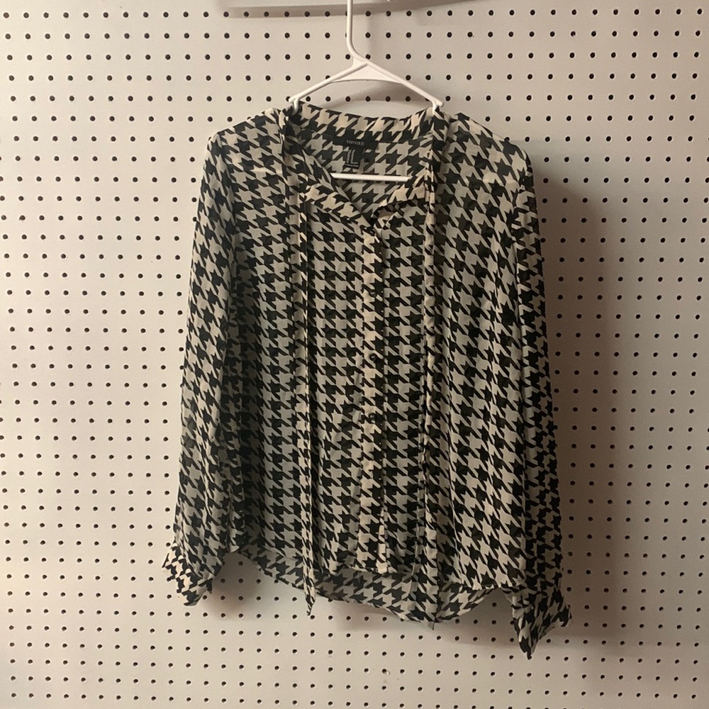 Forever 21 size medium black and white shirt